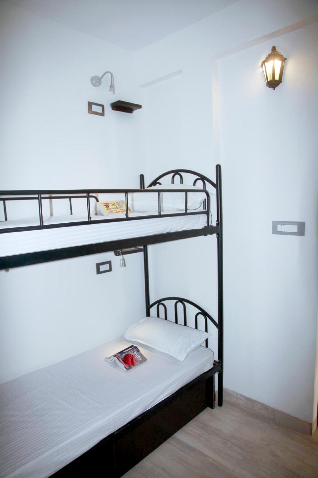 Wanderers Hostel Morjim Bagian luar foto