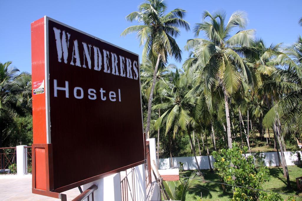 Wanderers Hostel Morjim Bagian luar foto